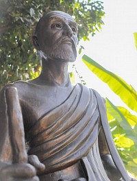 Jivaka Komarabhacca, The Father of Thai Traditional Medicine, is represented as an ancient Indian doctor. Here in the garden of Sunshine Massage School.